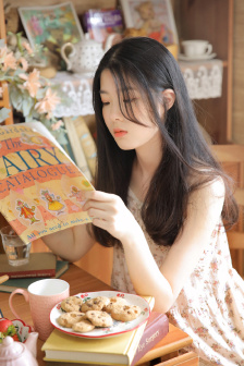 双胞胎姐妹齐上阵许多人物